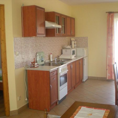 Parti Panzio Hotel Tata Bagian luar foto