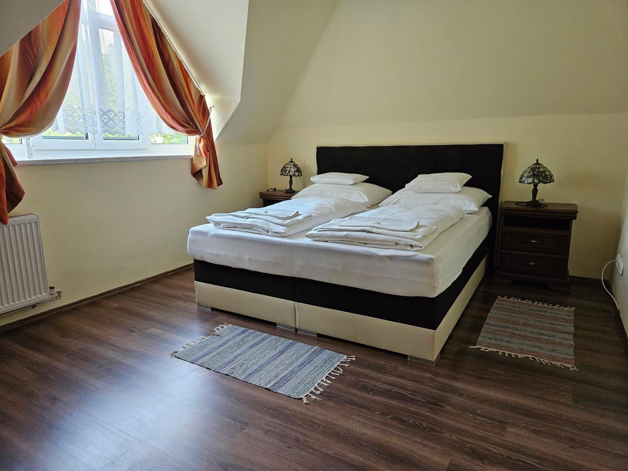 Parti Panzio Hotel Tata Bagian luar foto