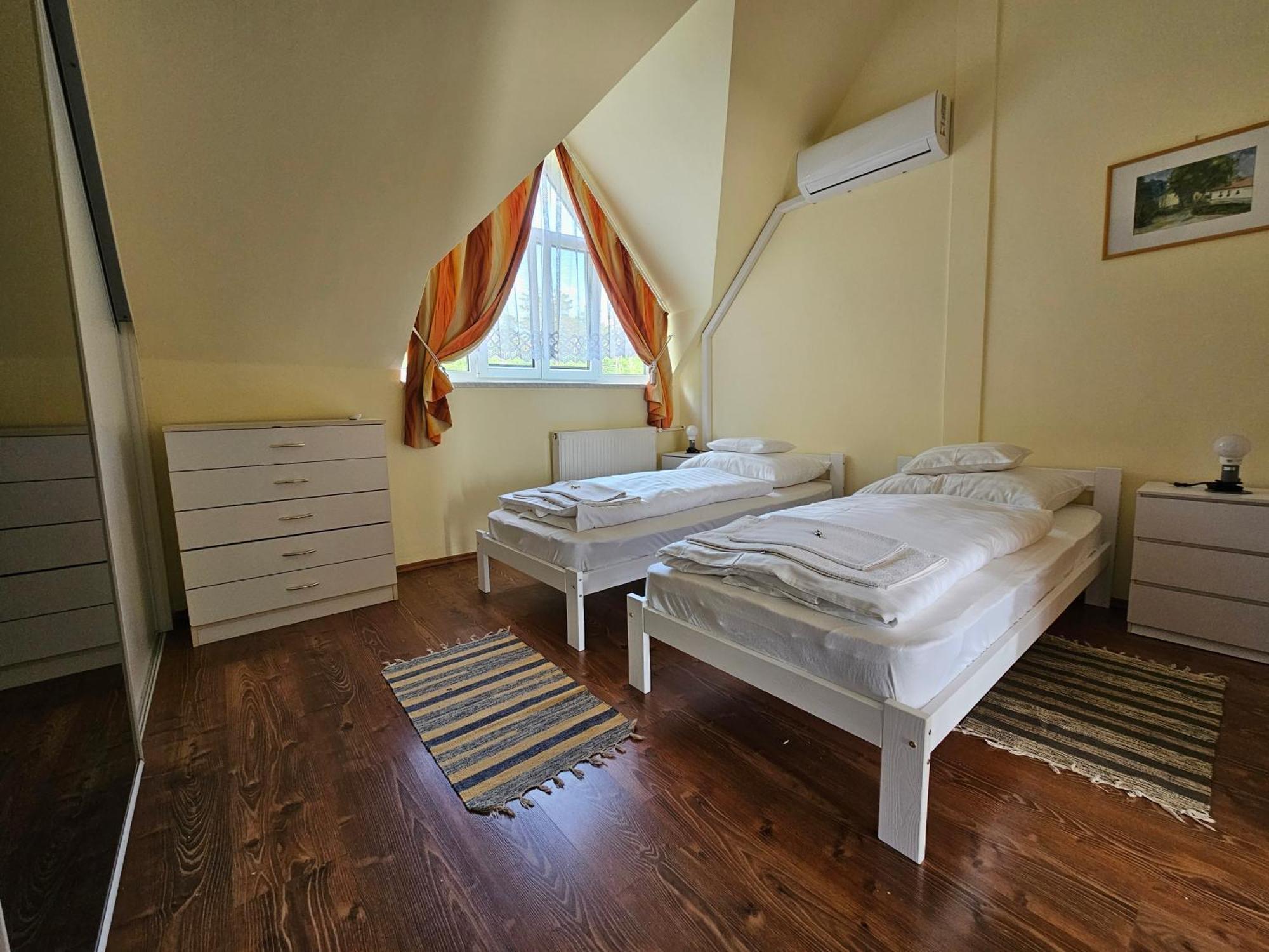 Parti Panzio Hotel Tata Bagian luar foto