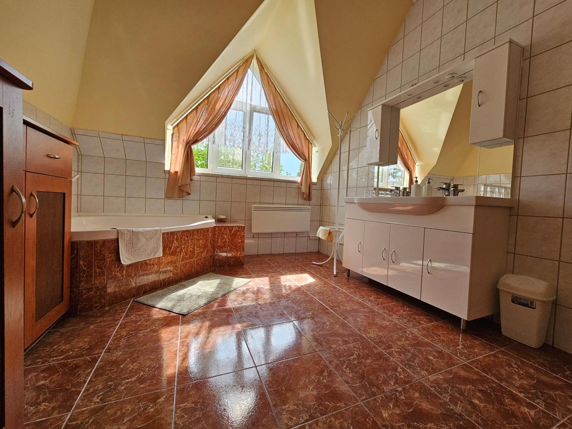 Parti Panzio Hotel Tata Bagian luar foto