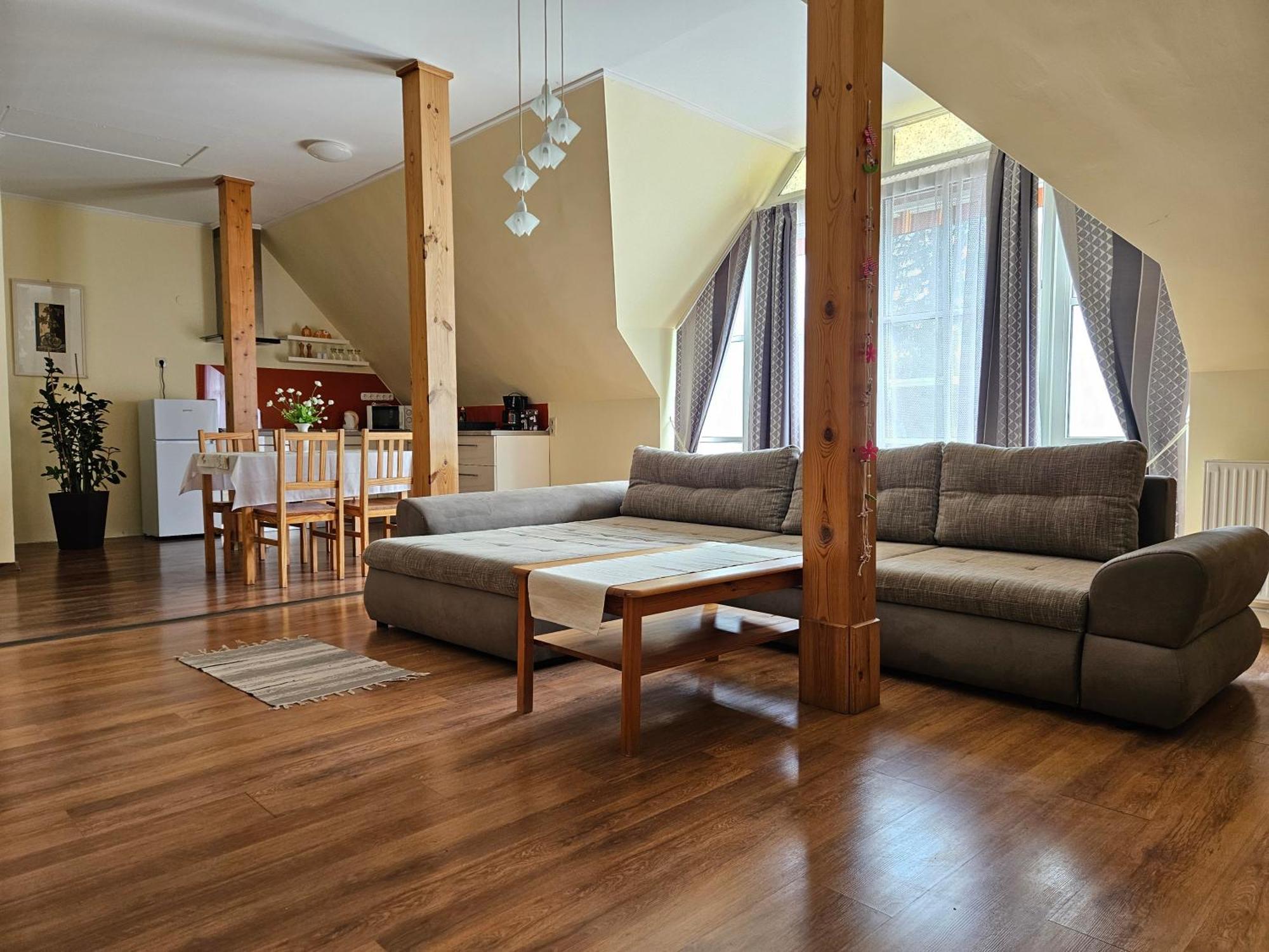 Parti Panzio Hotel Tata Bagian luar foto