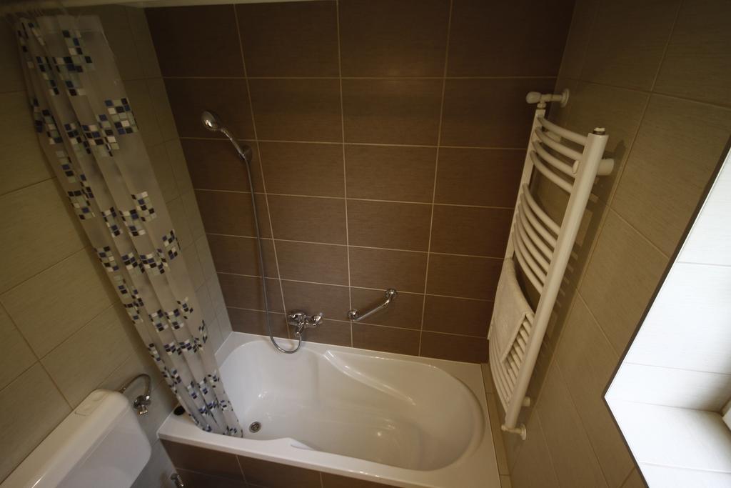 Parti Panzio Hotel Tata Bagian luar foto