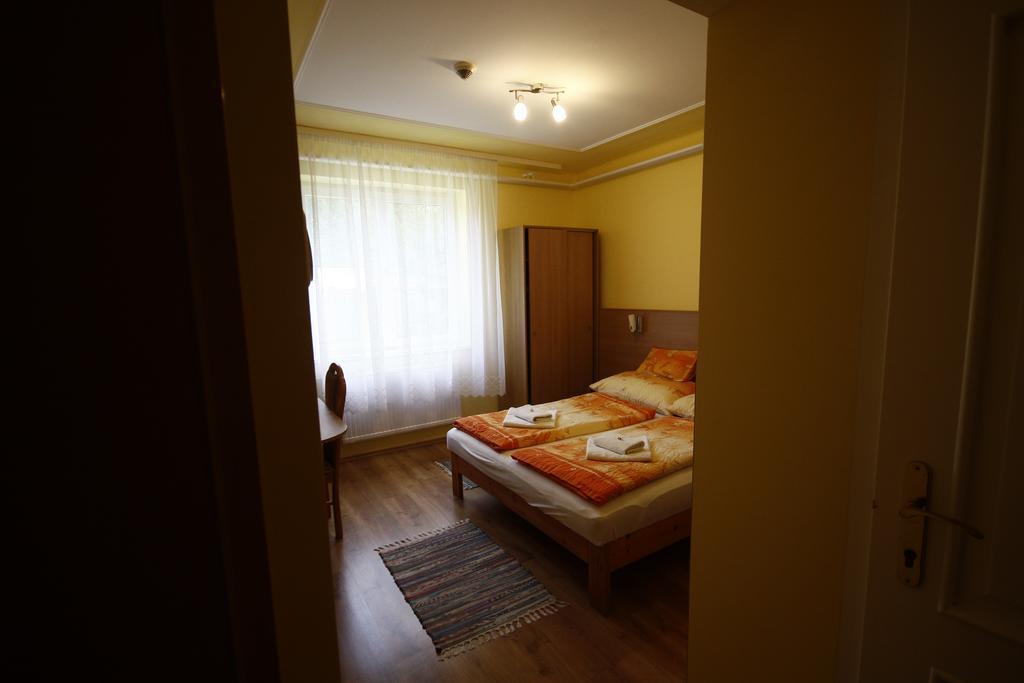 Parti Panzio Hotel Tata Bagian luar foto