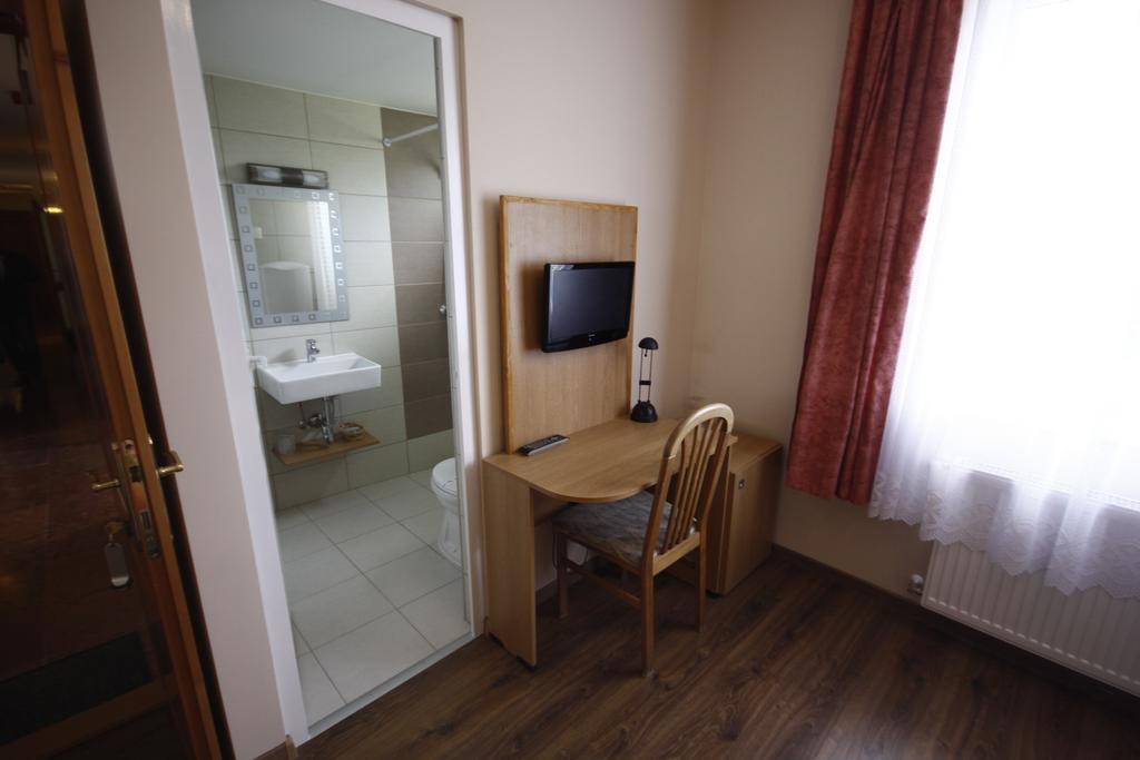 Parti Panzio Hotel Tata Bagian luar foto