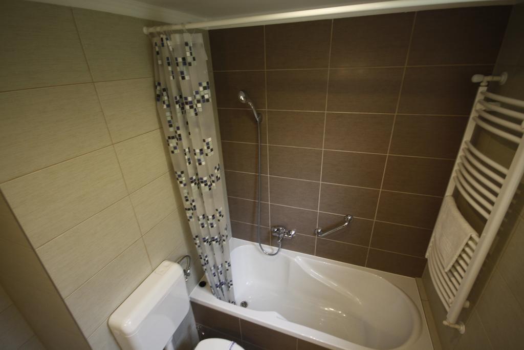 Parti Panzio Hotel Tata Bagian luar foto