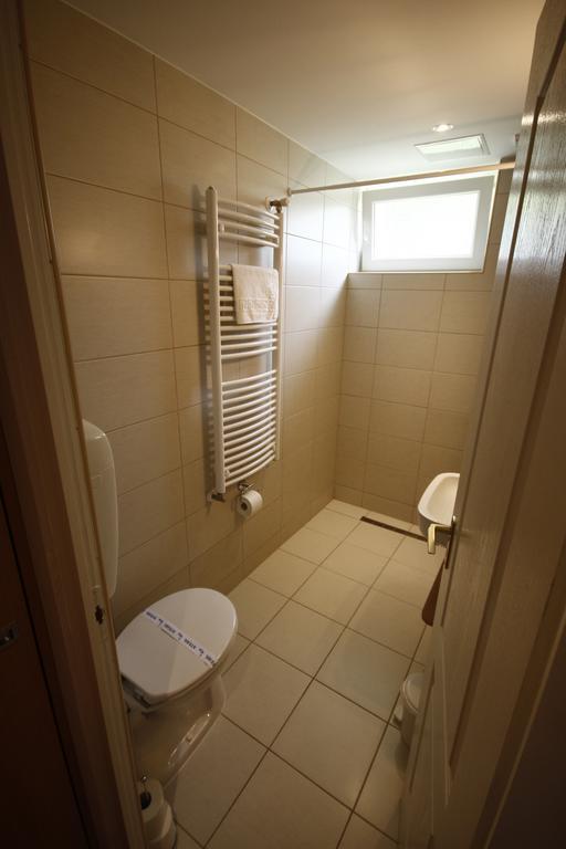Parti Panzio Hotel Tata Bagian luar foto