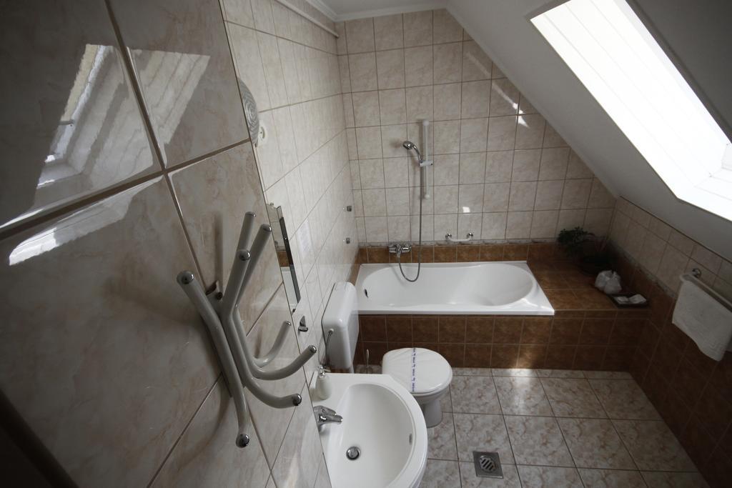 Parti Panzio Hotel Tata Bagian luar foto