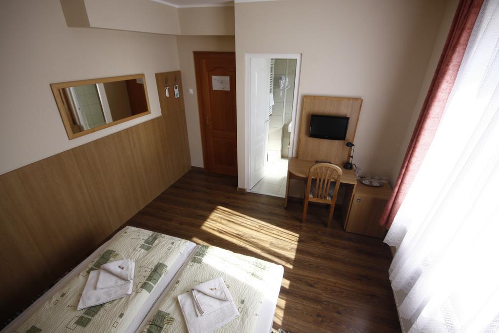 Parti Panzio Hotel Tata Bagian luar foto