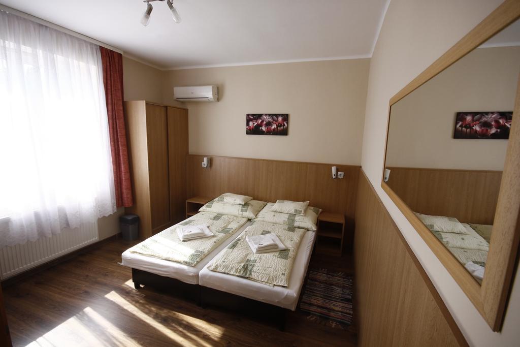 Parti Panzio Hotel Tata Bagian luar foto