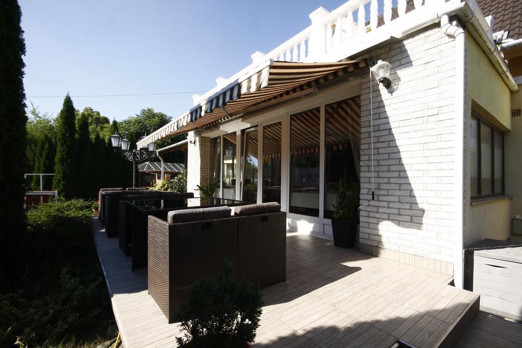 Parti Panzio Hotel Tata Bagian luar foto