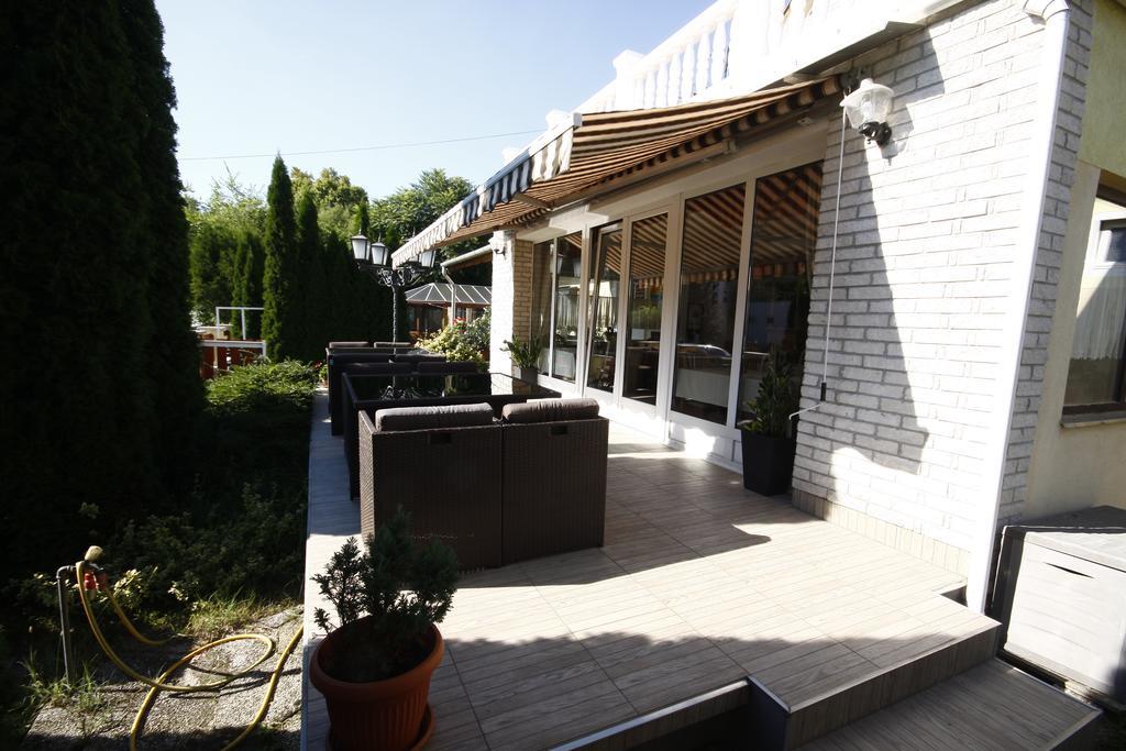 Parti Panzio Hotel Tata Bagian luar foto