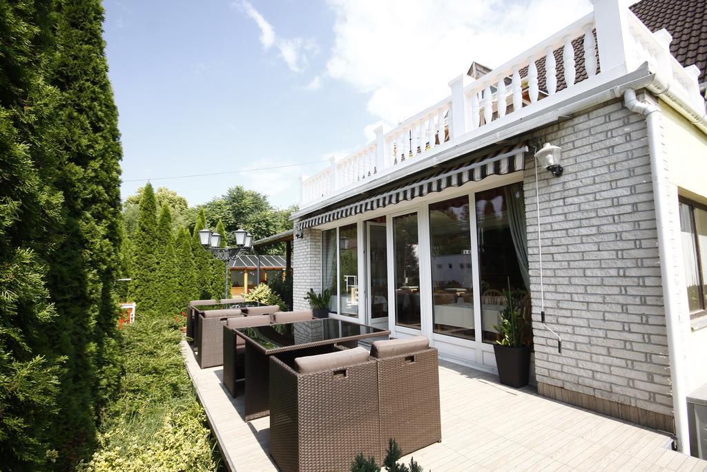 Parti Panzio Hotel Tata Bagian luar foto