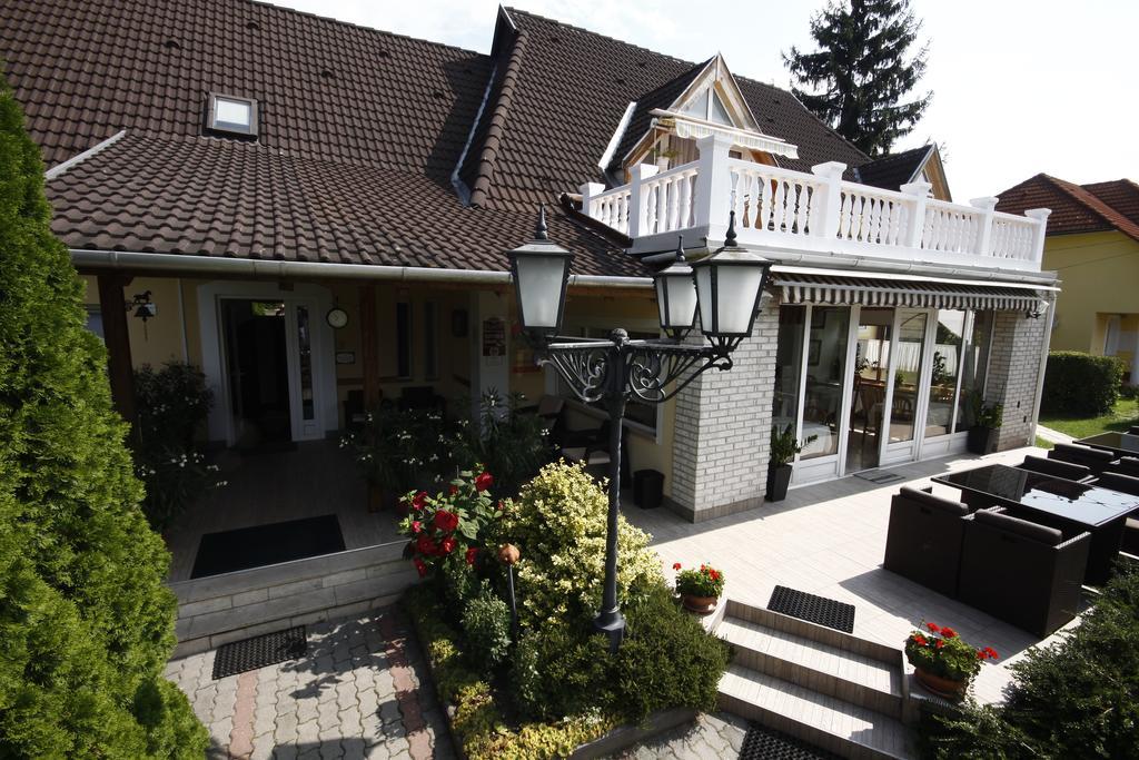 Parti Panzio Hotel Tata Bagian luar foto